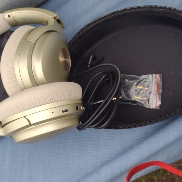 Gold Wireless Kruger&Matz Headphones NWT - Picture 3 of 3